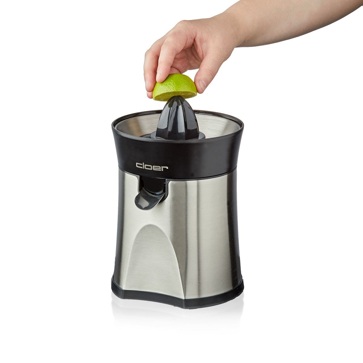 Eine Hand, die eine Limette auf eine Zitruspresse aus Edelstahl und Schwarz presst.