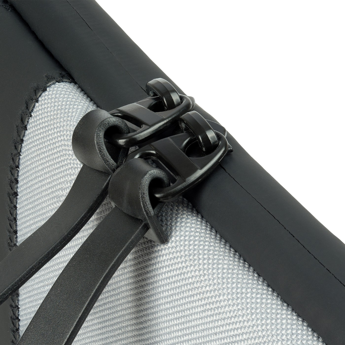 Zbliżenie czarnych zapięć i czarnych pasków na szarej torbie na laptopa.