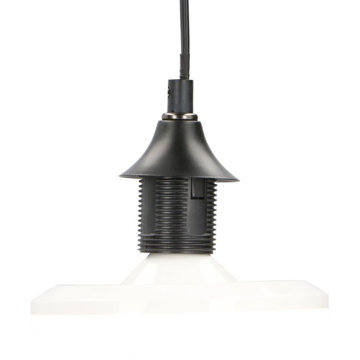 Luminaire noir avec une base blanche. Il est suspendu à un cordon noir. La base est une lumière.