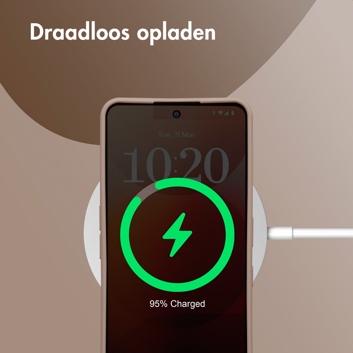 Téléphone se chargeant sans fil, affichant éclair vert dans cercle, avec texte 95% chargé.