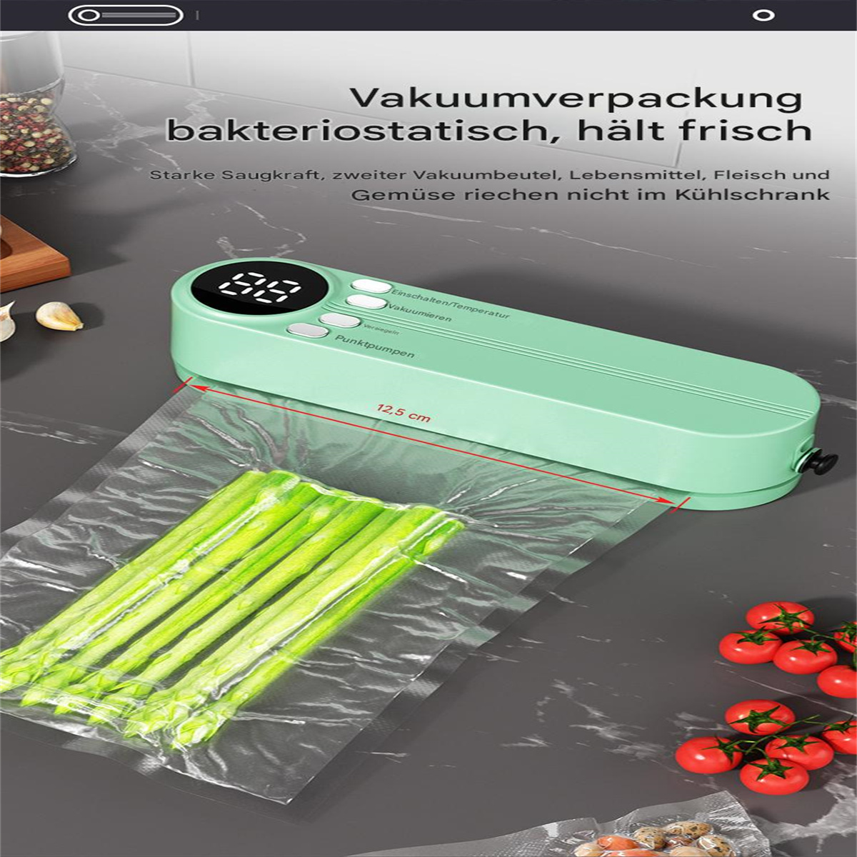 Grünes Vakuumiergerät, das einen Beutel grüne Bohnen versiegelt. Tomaten und Knoblauch im Hintergrund.