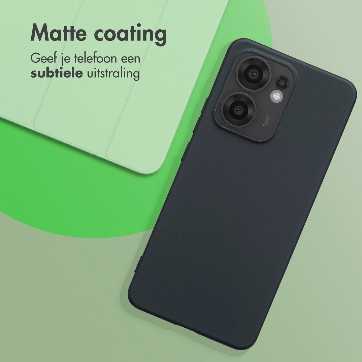 Un telefono in una custodia scura, su una superficie verde con testo sul rivestimento opaco.
