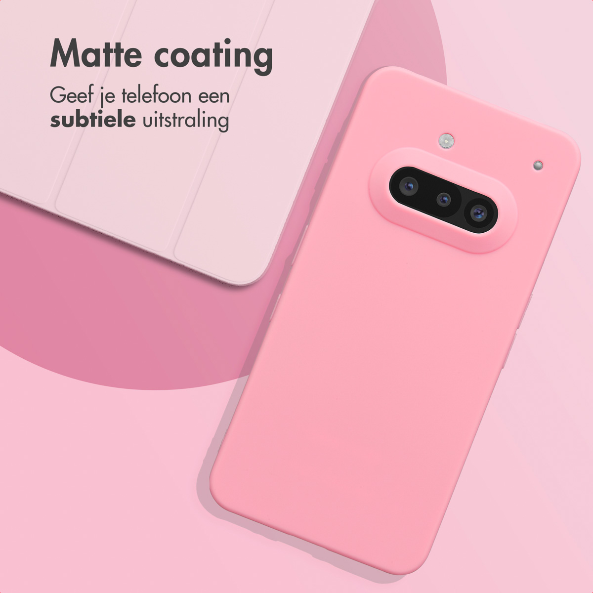 Roze telefoonhoes met een matte afwerking. De hoes ligt op een roze achtergrond en heeft drie cameraholes.