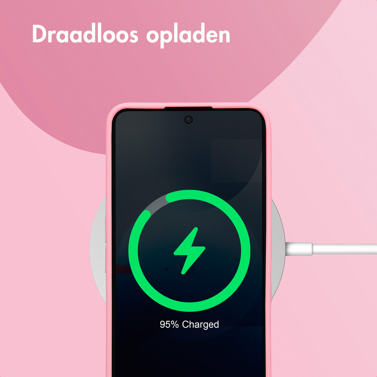 Roze telefoon draadloos opladen met een 95% opgeladen batterijpictogram.