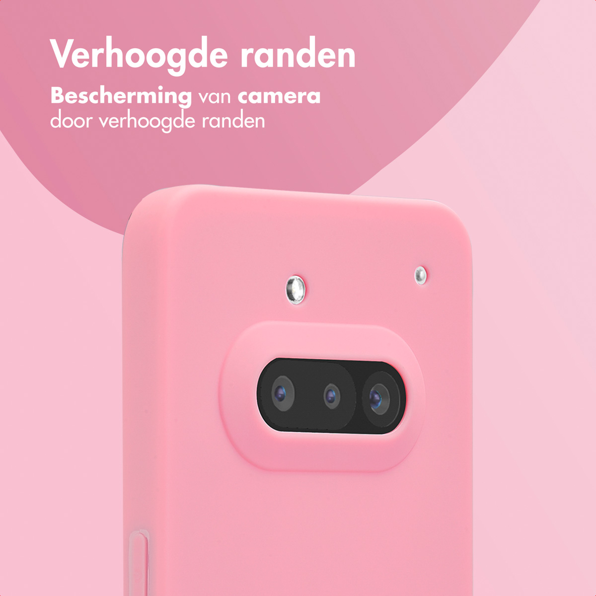 Roze telefoonhoesje met telefoon erin. Tekst: Verhoogde randen. De telefoon heeft 3 camera's.