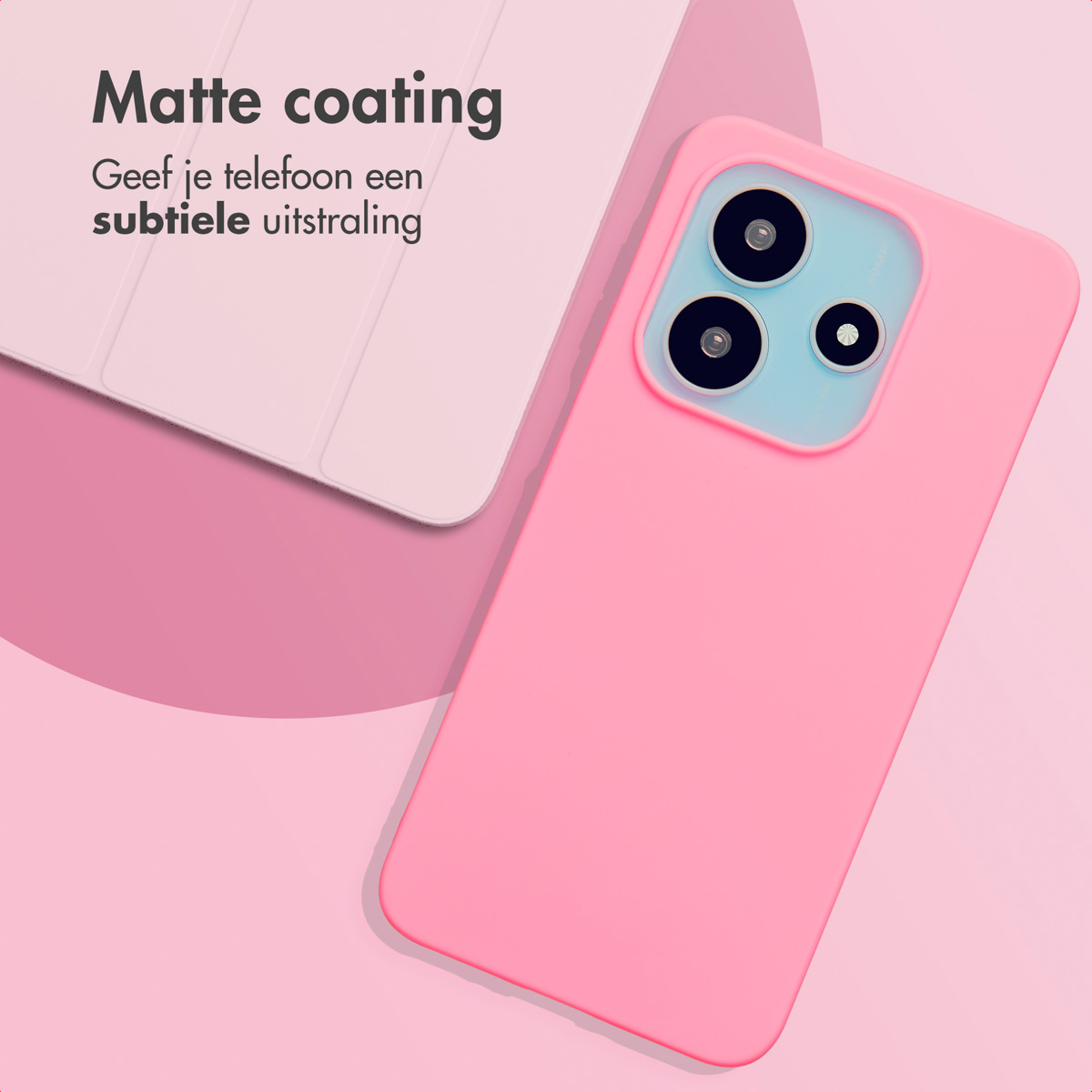 Roze telefoonhoesje op een roze achtergrond. Toont de achterkant van de telefoon met een matte coating.