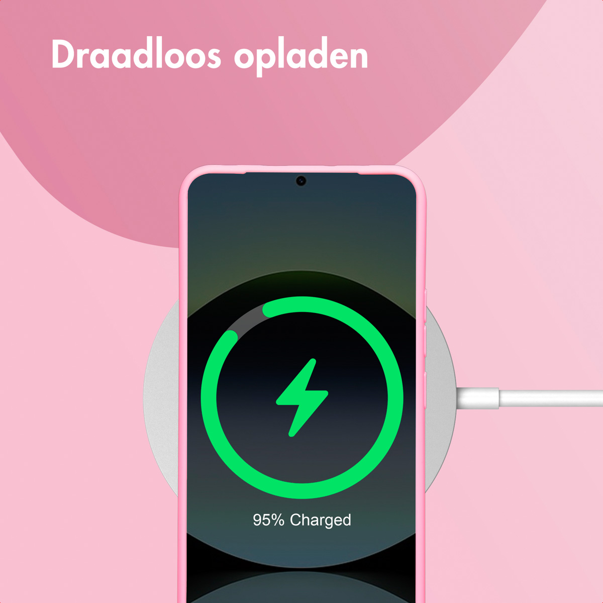 Roze telefoon draadloos opladen. Het scherm zegt 95% opgeladen. Groene bliksemschicht op display.