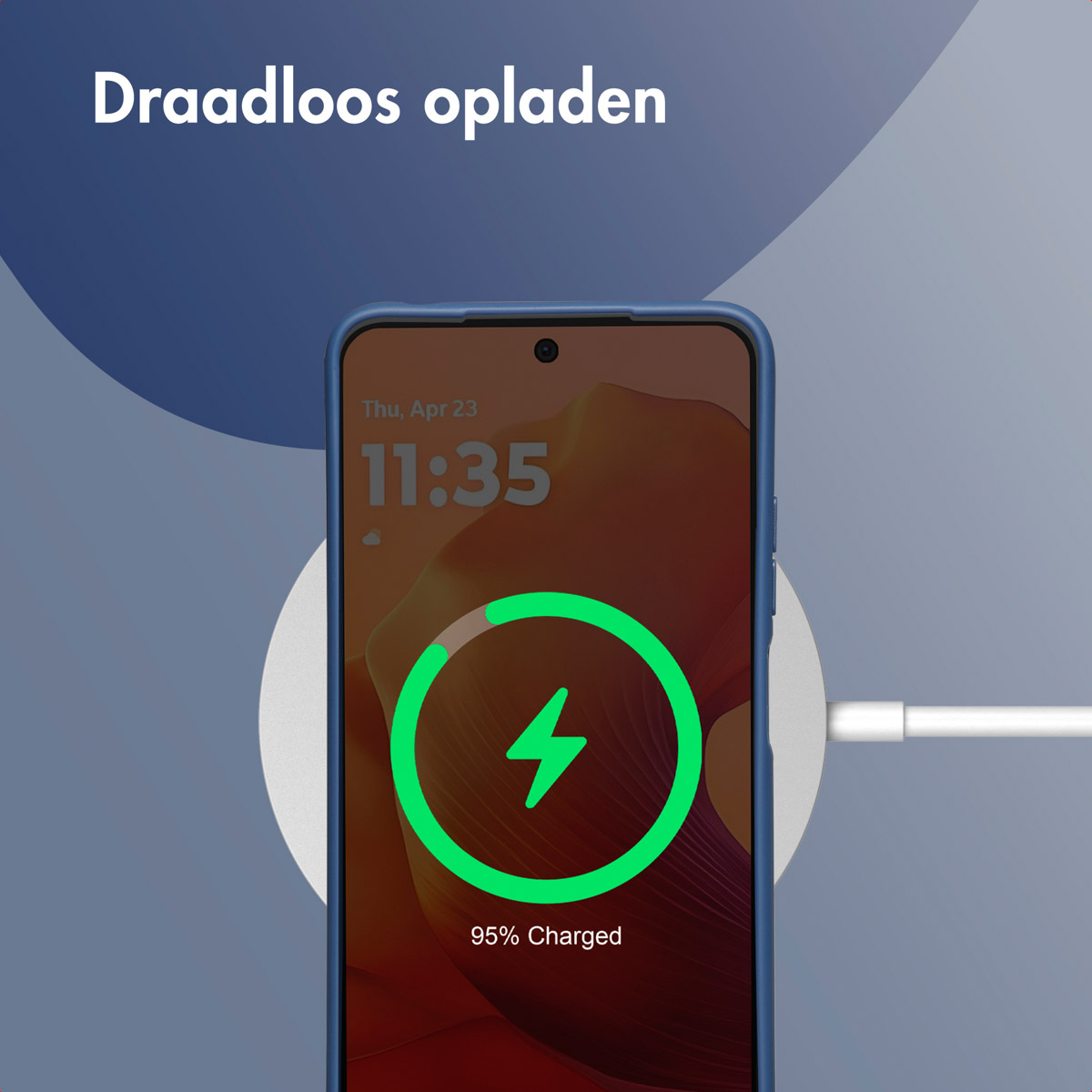Telefono in carica wireless con fulmine verde. L'ora è 11:35. Custodia e sfondo blu.