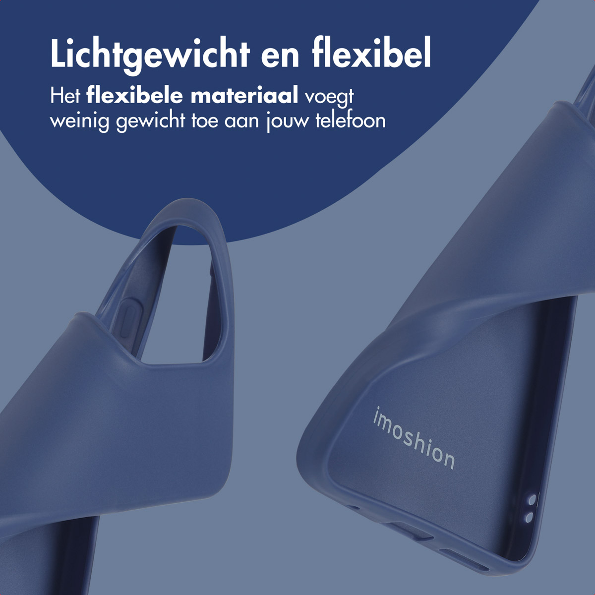 Due pezzi di una custodia blu per telefono. La custodia è flessibile e leggera, con il logo imoshion.