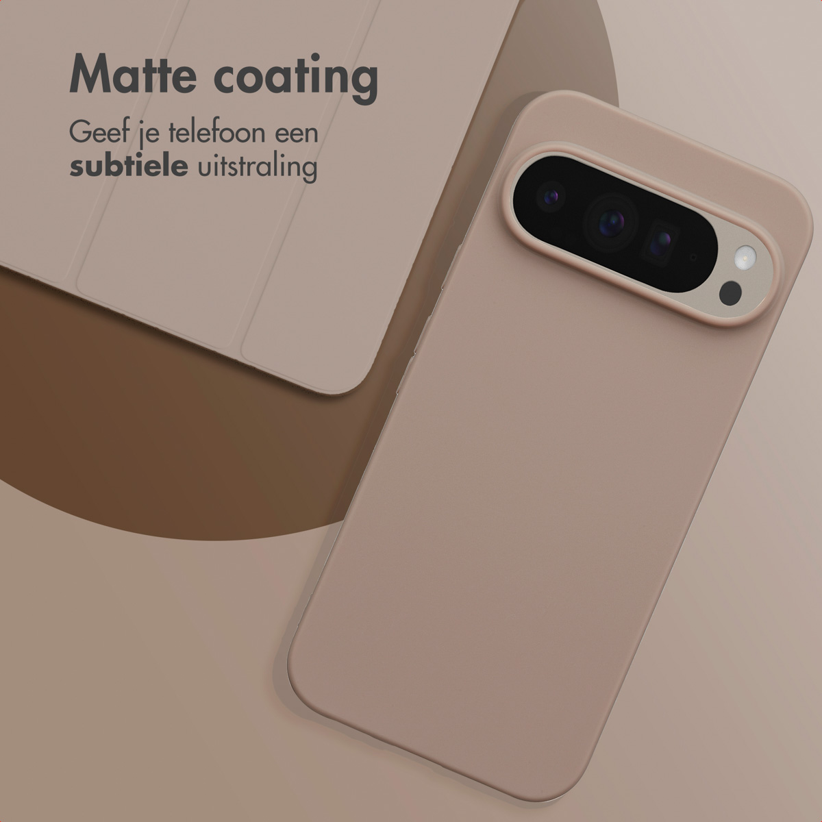 Roze telefoonhoes met subtiele matte coating, schuin met een lichte achtergrond.