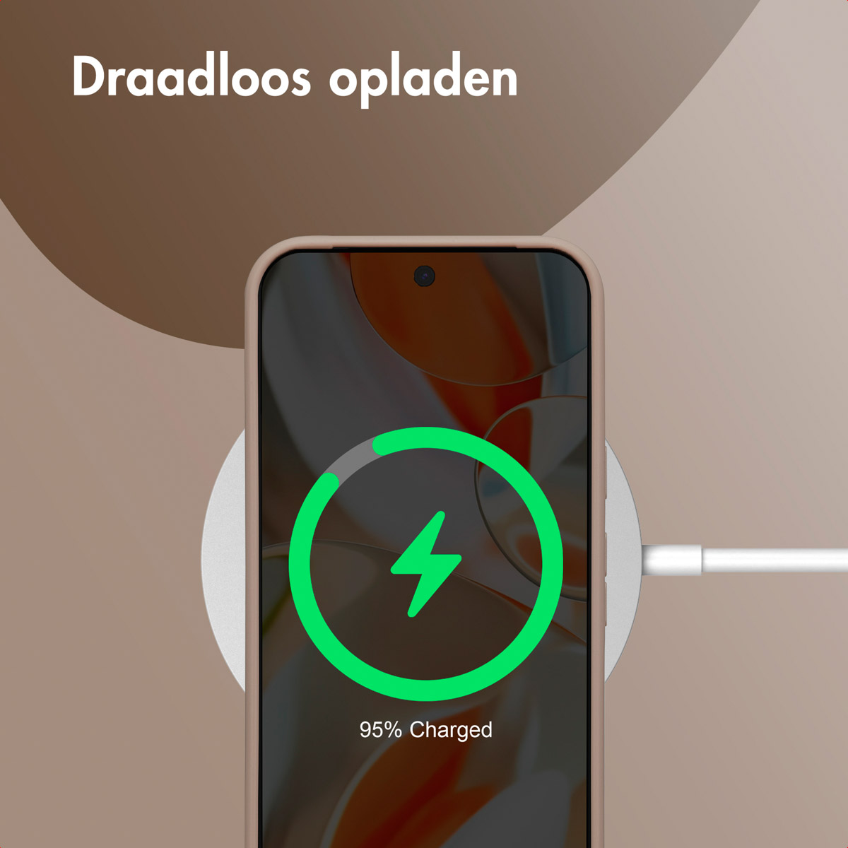 Telefoon draadloos opladen. Groen bliksempictogram toont 95% opgeladen. Telefoon op wit oplaadpad. Bruine achtergrond.
