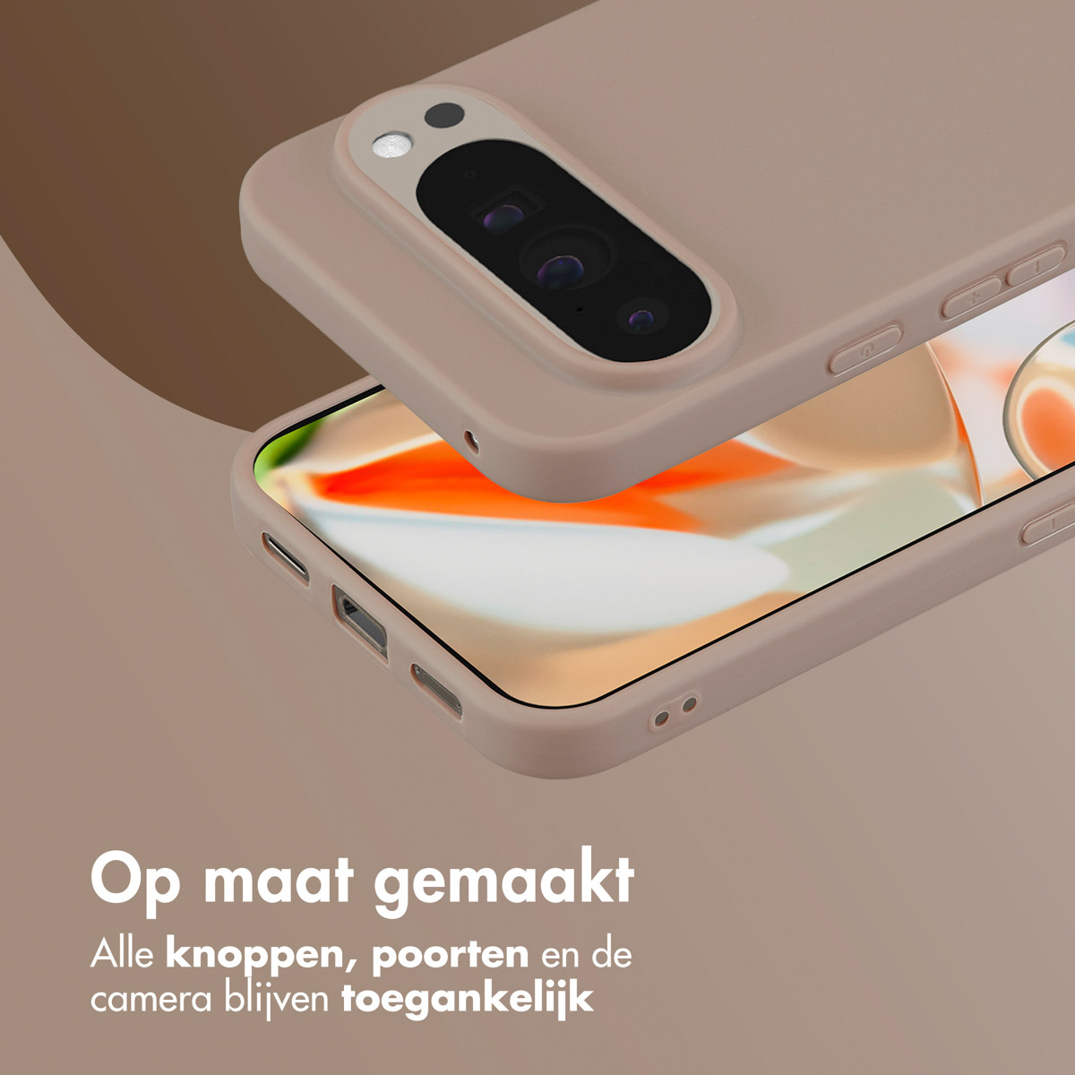 Telefoon en hoes in lichtbruin. De hoes bedekt de telefoon. De telefoon heeft zichtbare poorten en knoppen.