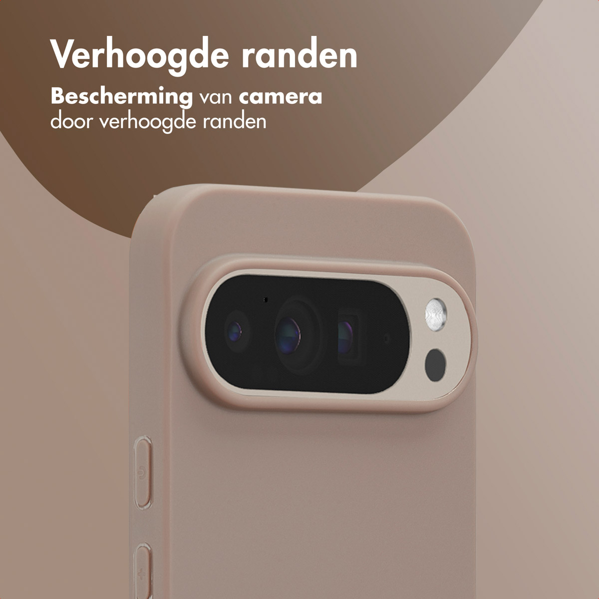 Close-up van een lichtbruine telefoonhoes. De hoes heeft een camera-uitsparing met drie lenzen.
