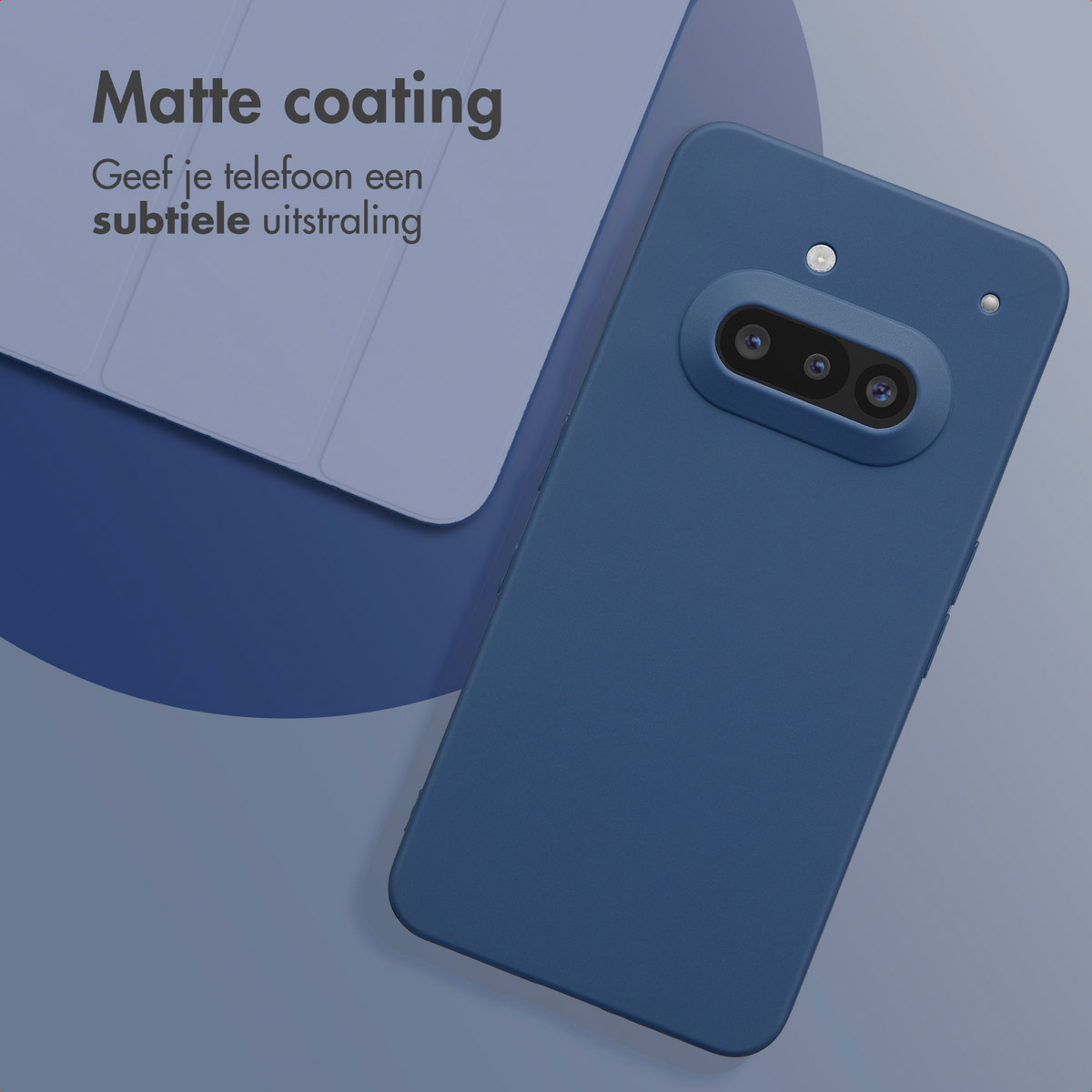 Blauwe telefoonhoes met subtiele matte coating, schuin met een lichtblauwe achtergrond.