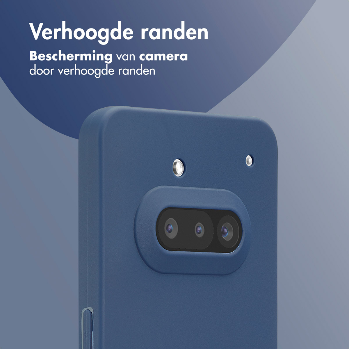 Close-up van een telefoonhoesje. De hoes is donkerblauw. Drie cameralenzen zijn zichtbaar.