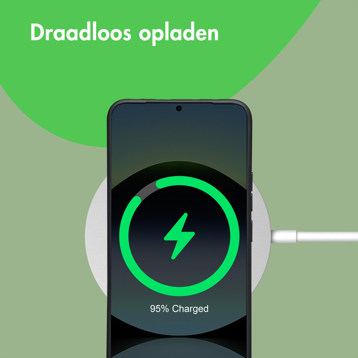Téléphone en charge sur un chargeur sans fil. Écran affiche symbole de charge et 95% chargé.