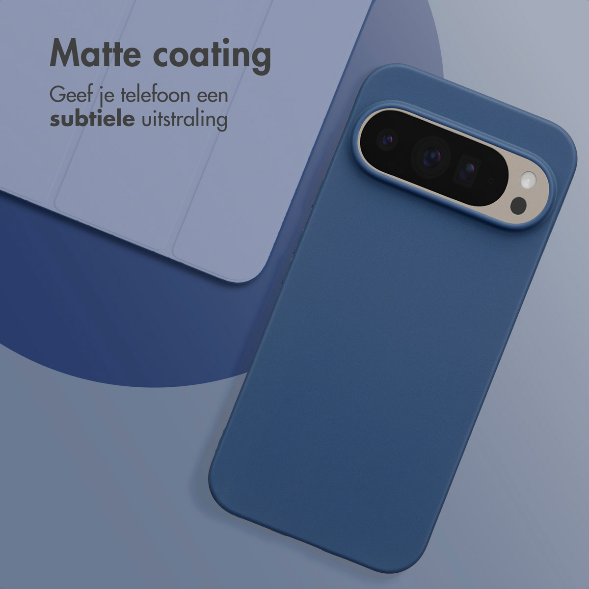 Blauwe telefoonhoes met subtiele matte coating, schuin met een lichtblauwe achtergrond.