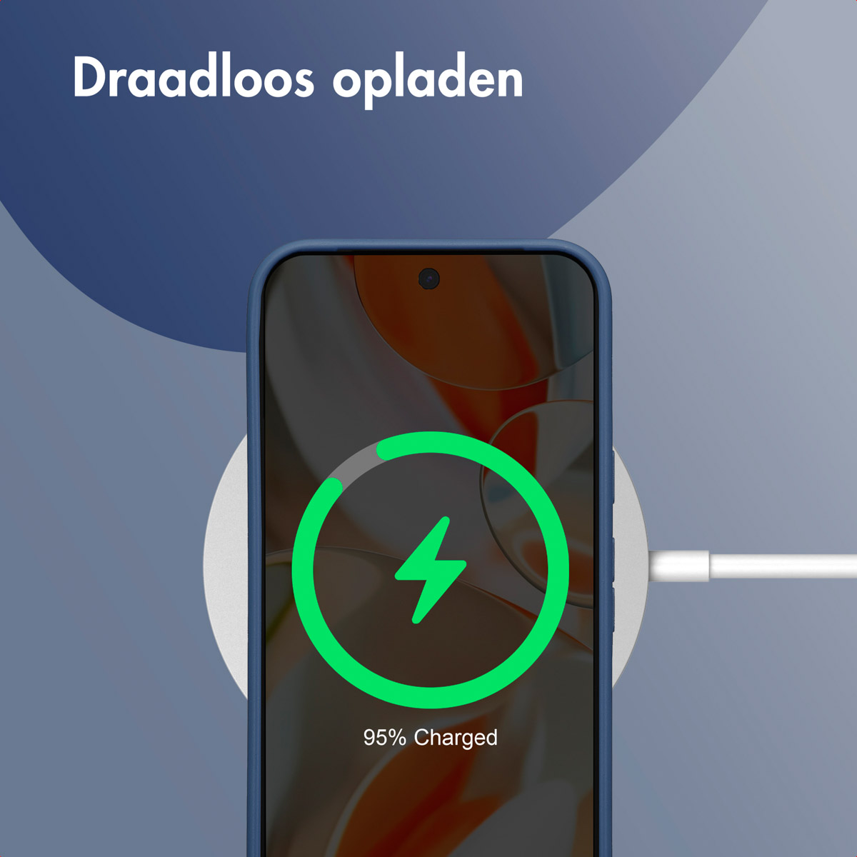 Telefoon laadt op draadloze oplader. Scherm toont oplaadsymbool en 95% opgeladen.