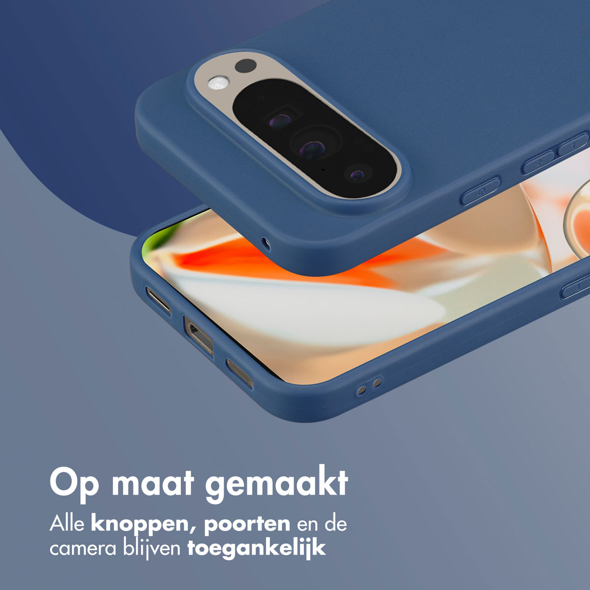 Blauwe telefoonhoes op telefoon, camera zichtbaar. Tekst: Op maat gemaakt. Alle knoppen, poorten en camera bereikbaar.