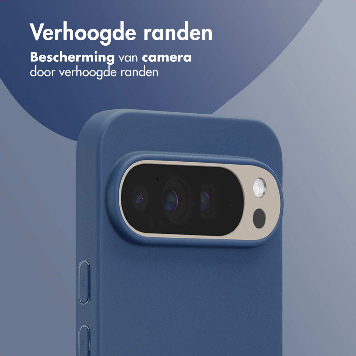 Close-up van een donkerblauwe telefoonhoes. De hoes heeft een camera-uitsparing met twee lenzen en een flitser.