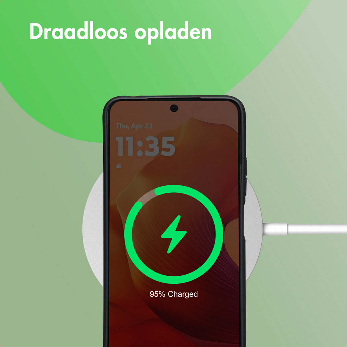 Un telefono che mostra la carica al 95% su un caricatore wireless bianco.