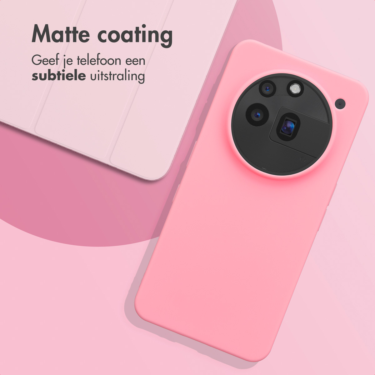 Een roze telefoonhoesje met een telefoon erin. Het hoesje is roze en de telefoon staat op een roze achtergrond.