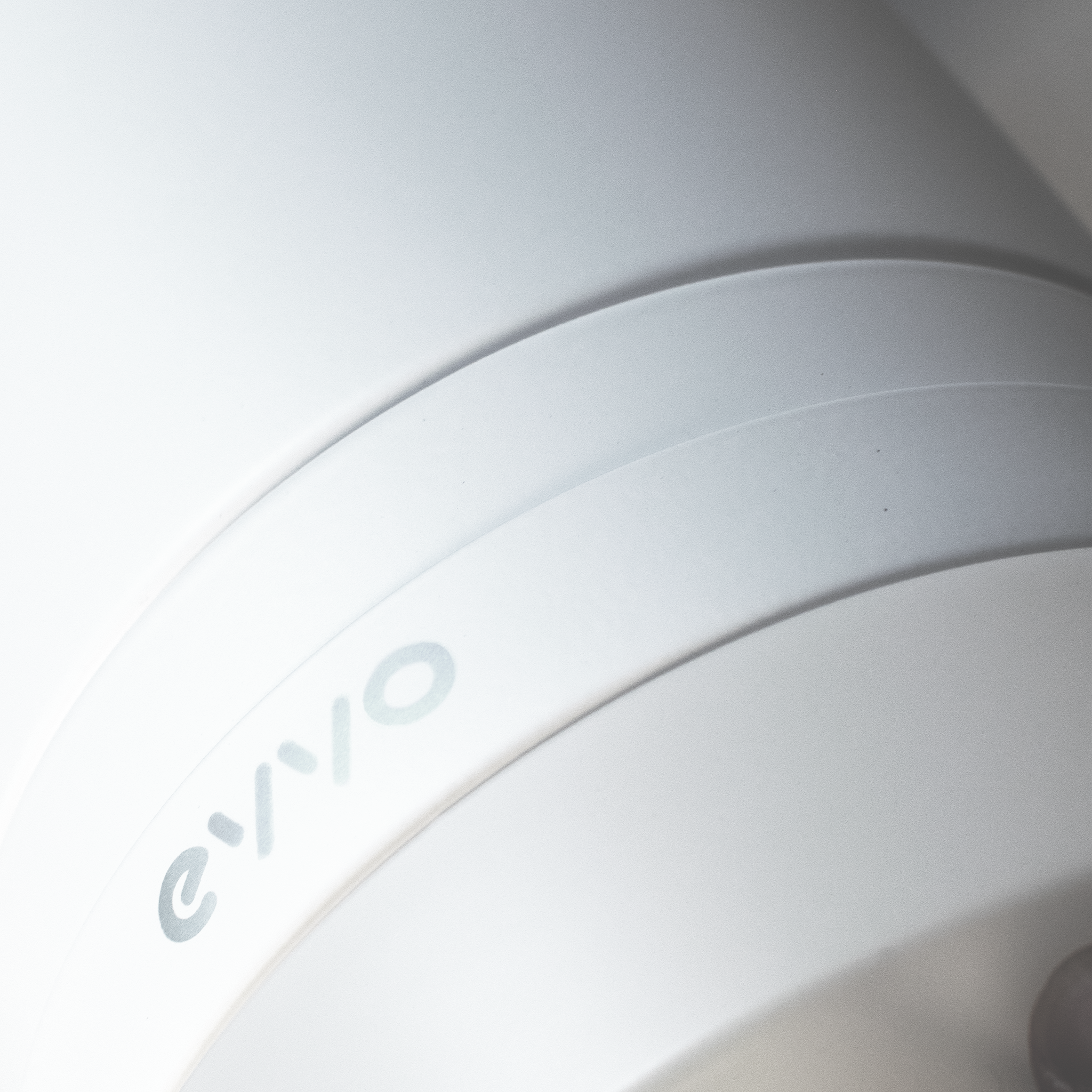 Primer plano de superficie blanca con logo eyvo.