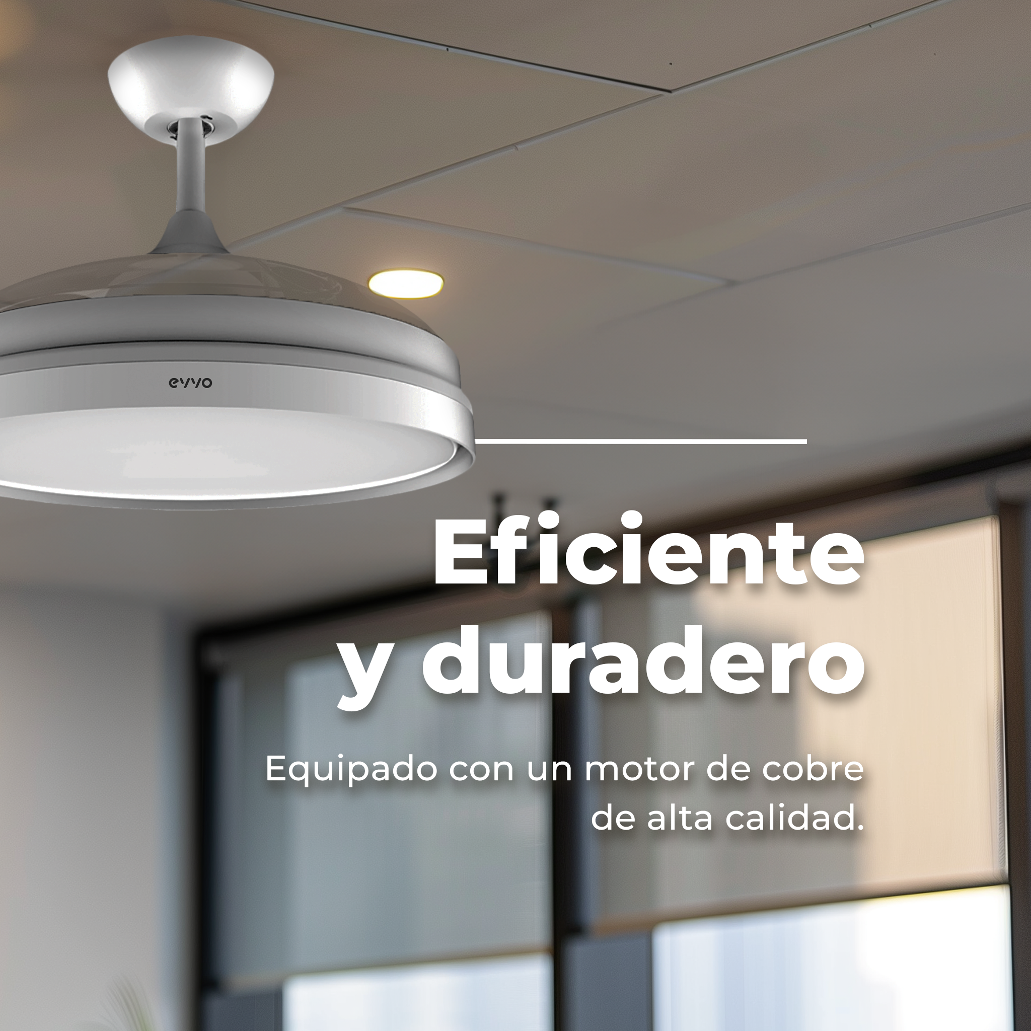 Ventilatore da soffitto argentato con luce. Testo: 'Efficiente e durevole'. Motore rame.