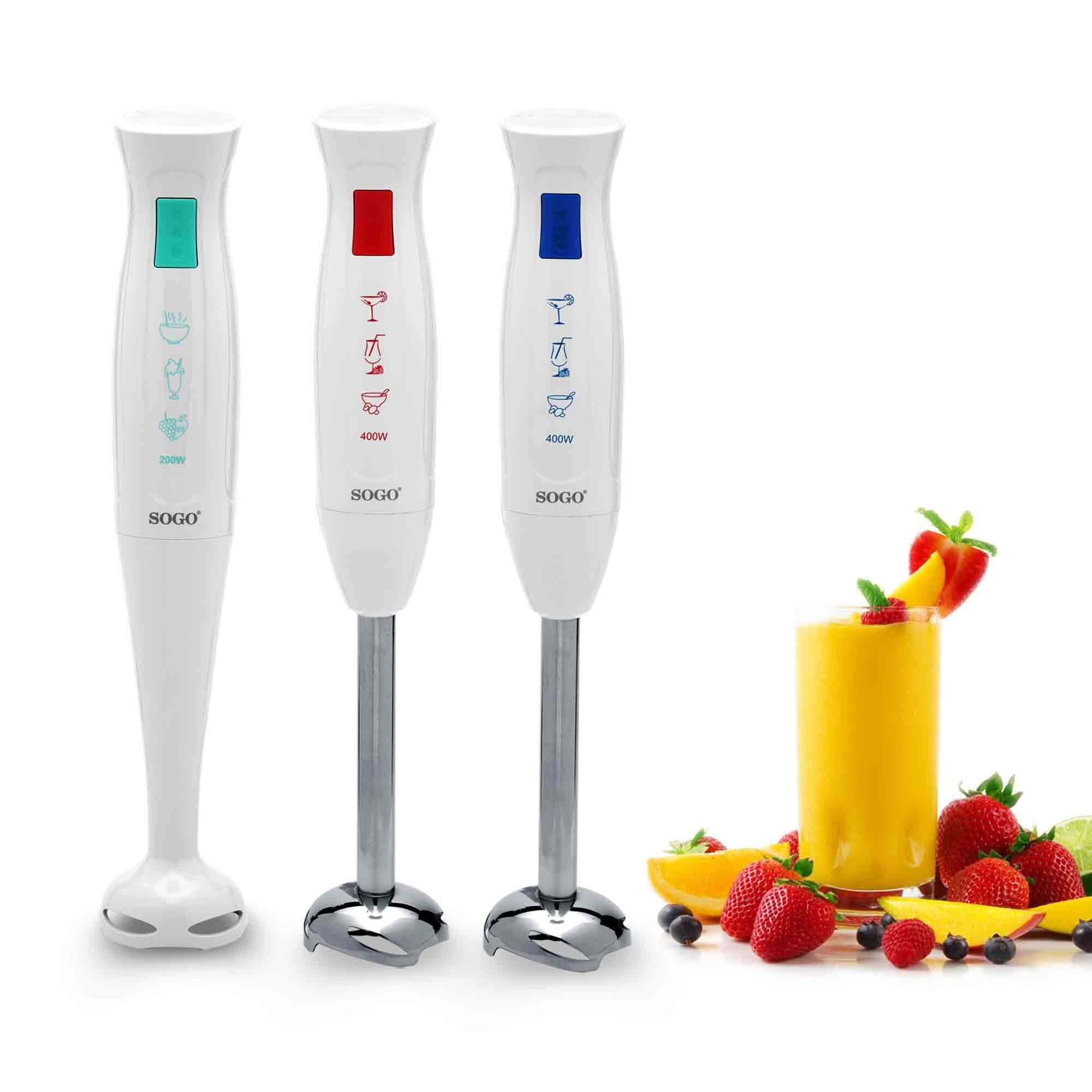 Tre frullatori a immersione bianchi con pulsanti colorati; un bicchiere con frullato e frutta.