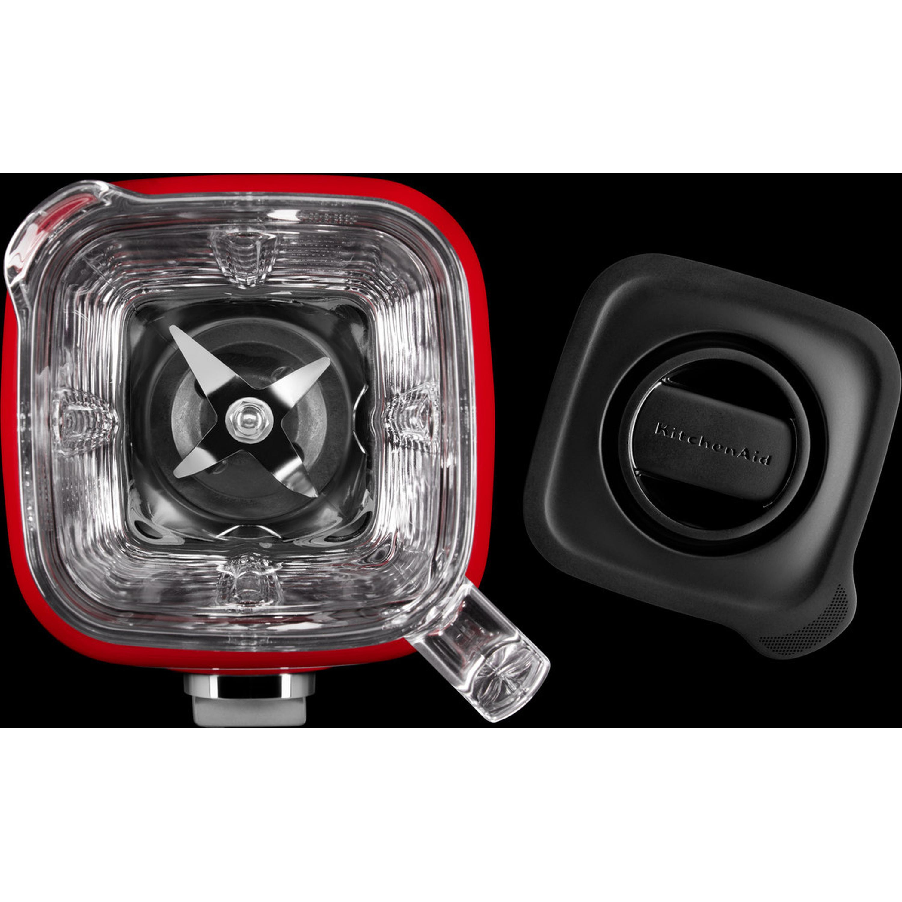 Yanında siyah bir kapak ile kırmızı bir KitchenAid blender'ın üstten görünümü.