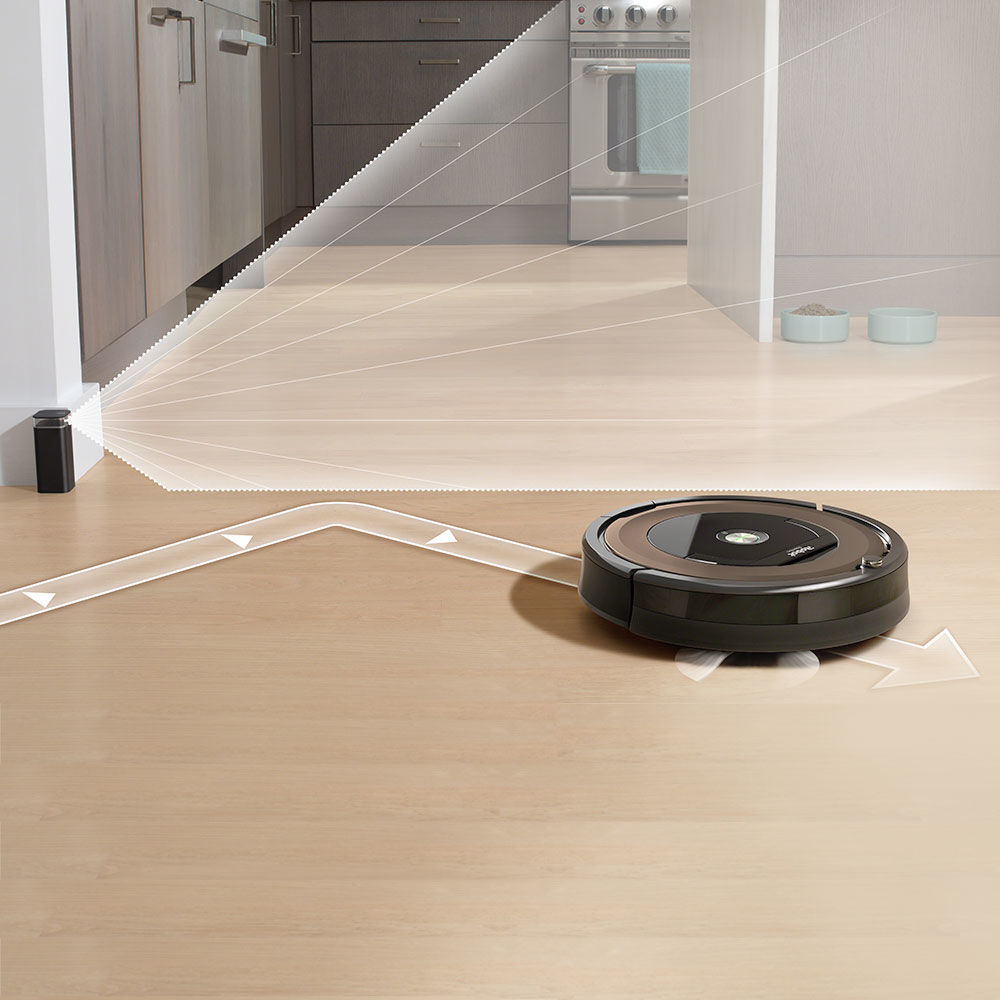 Robot aspirapolvere pulisce pavimento in legno. Il percorso è segnato da frecce, che mostrano il suo percorso e l'area coperta.