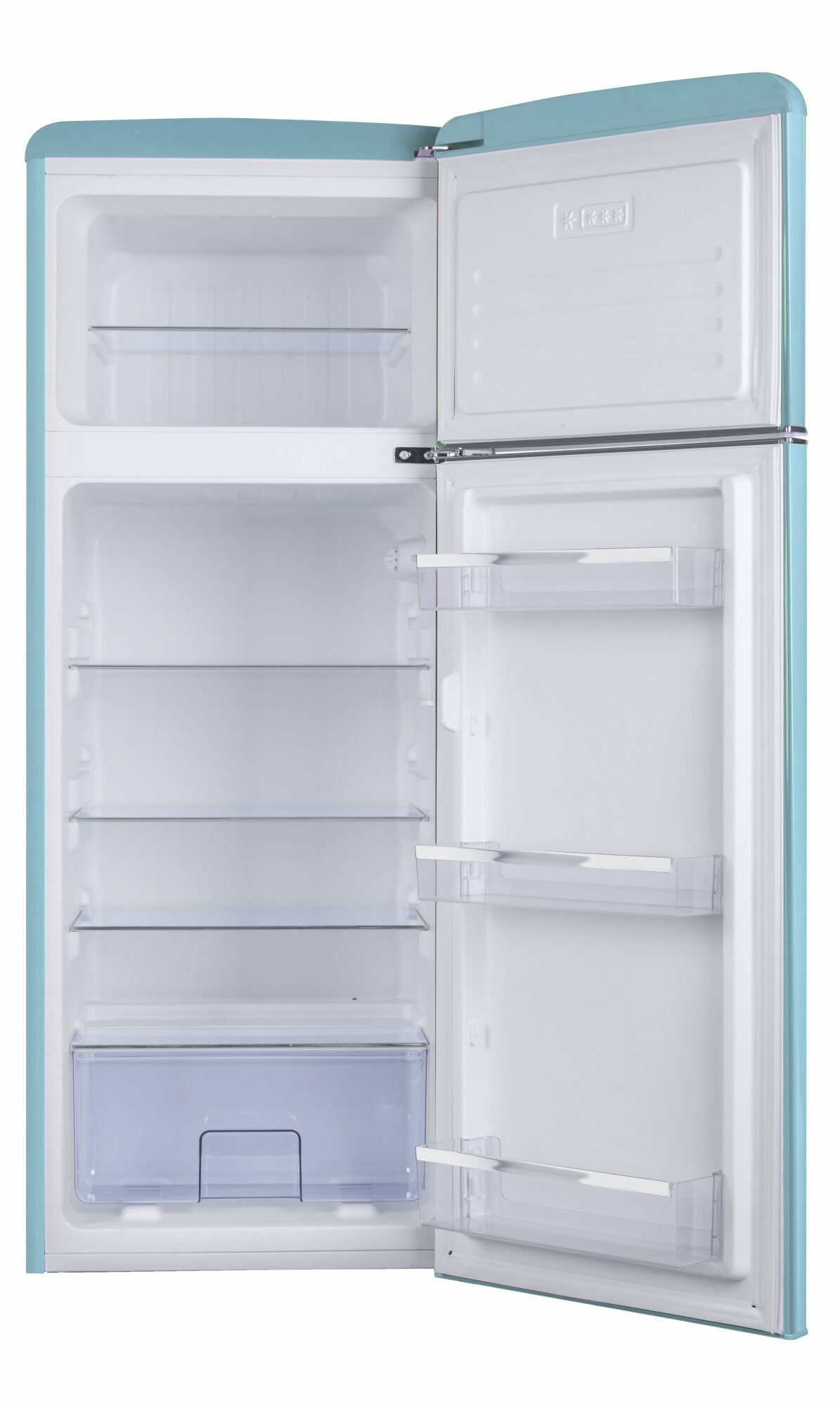Ein Kühlschrank im Vintage-Stil, geöffnet, mit Regalen und Gefrierfach.
