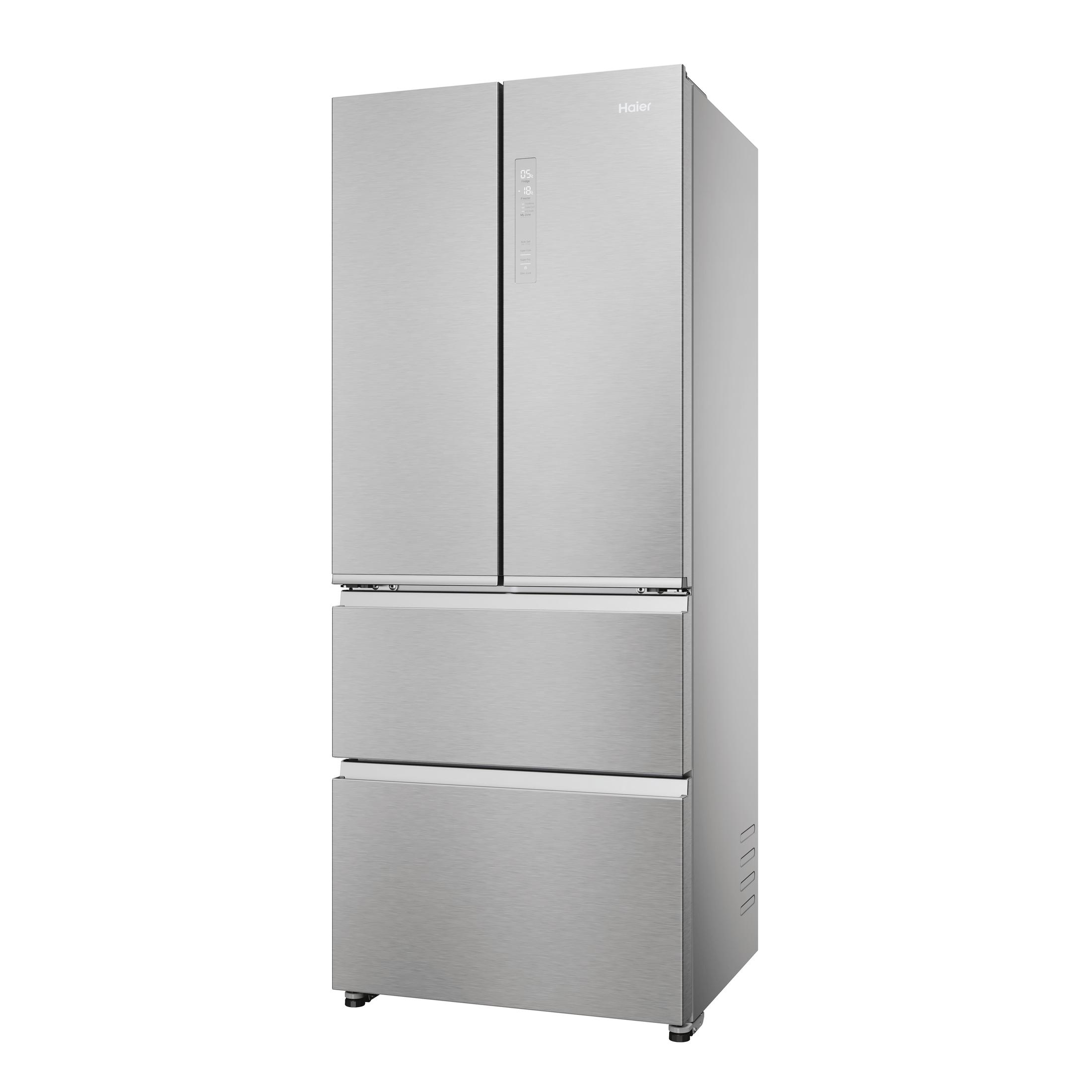 Een zilveren Haier koelkast met twee deuren en twee laden. Witte achtergrond.