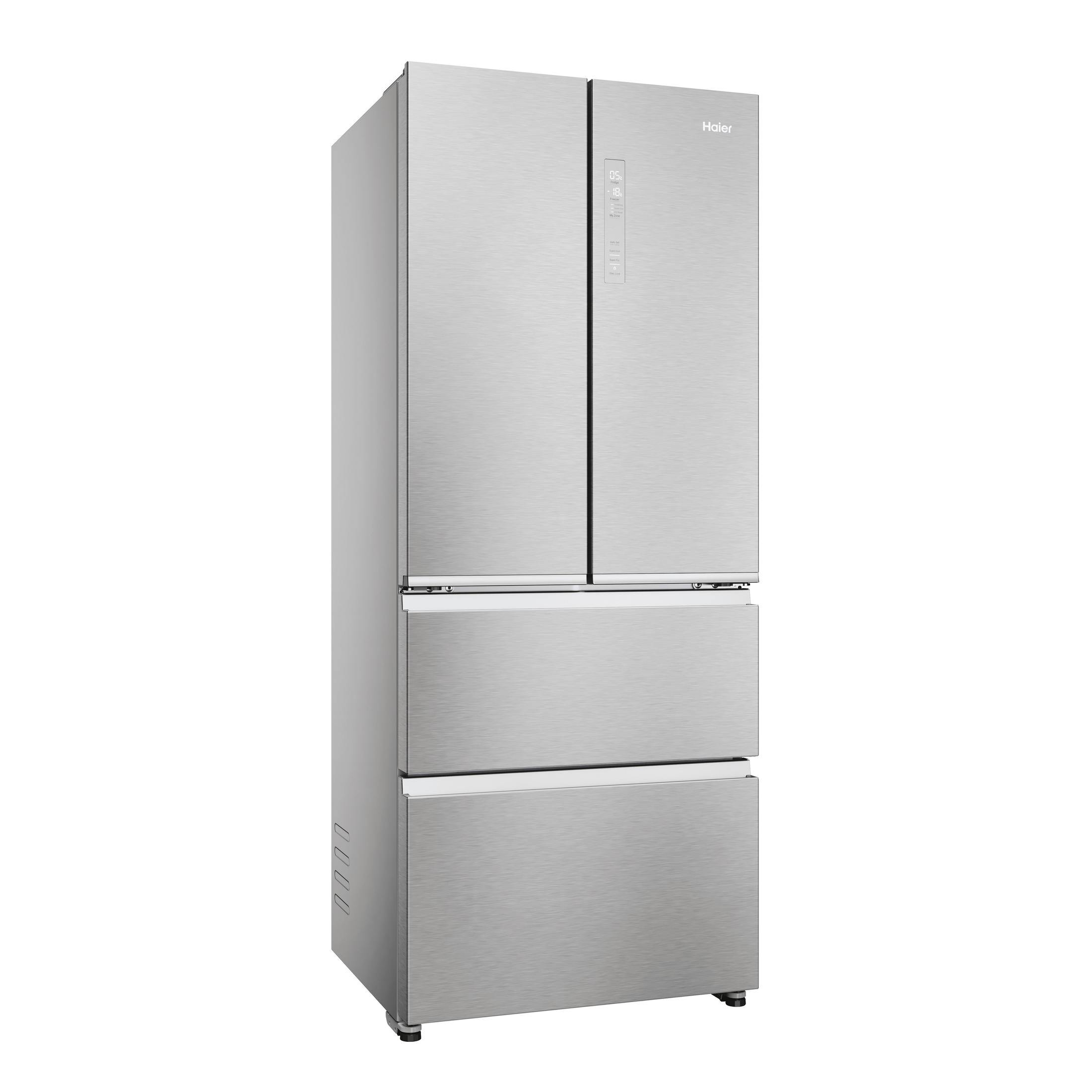 Een zilveren Haier koelkast. Twee deuren en twee laden. Witte achtergrond.