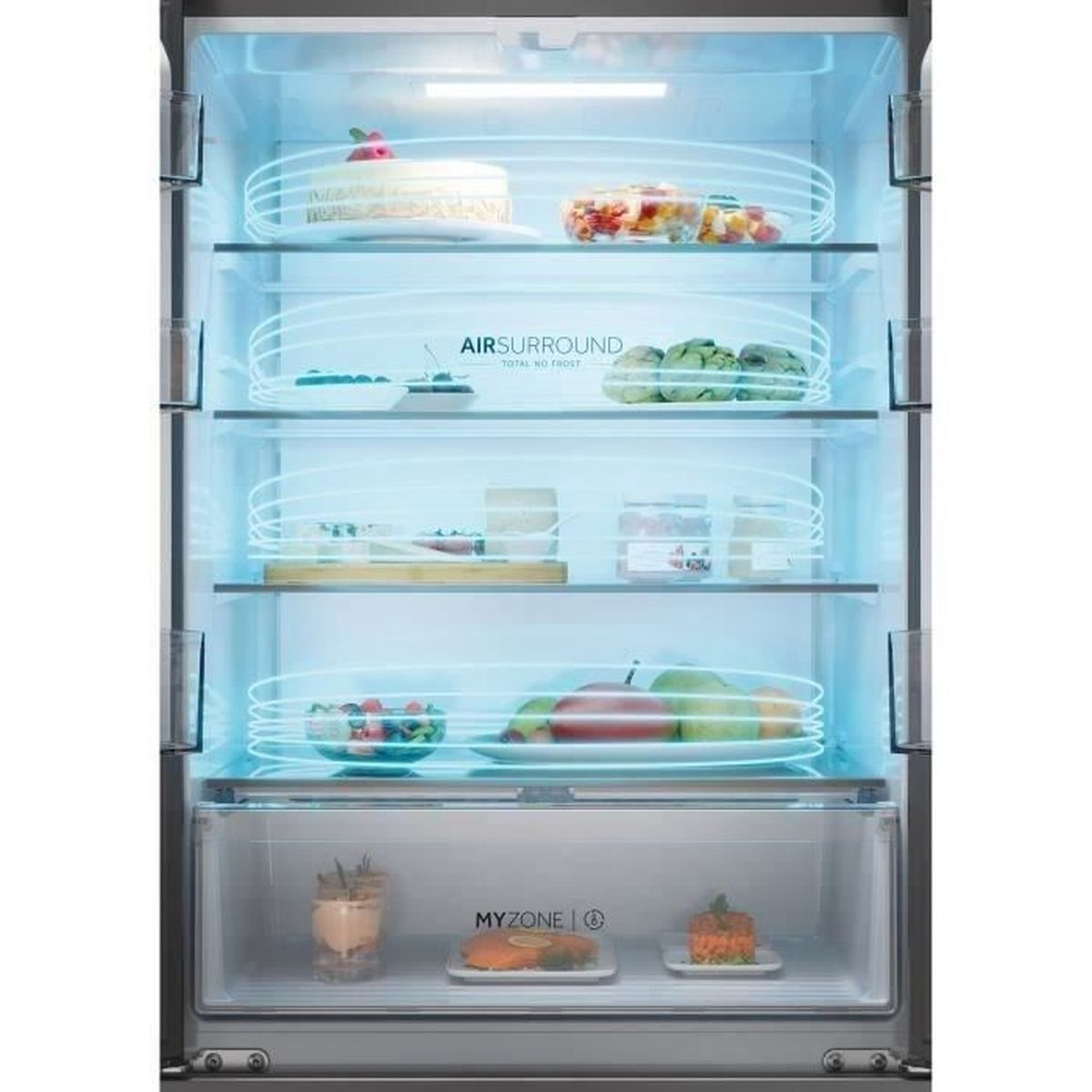 Een zilveren Haier koelkast met open deuren, met het interieur met eten. Keukenachtergrond.