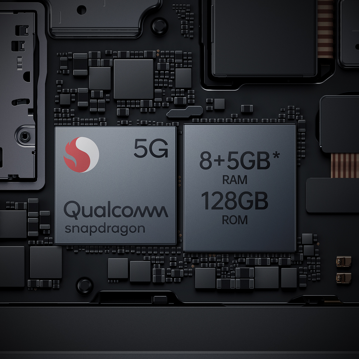 Zbliżenie czarnej płyty obwodu z Qualcomm Snapdragon i 5G, 8+5GB RAM, 128GB ROM.