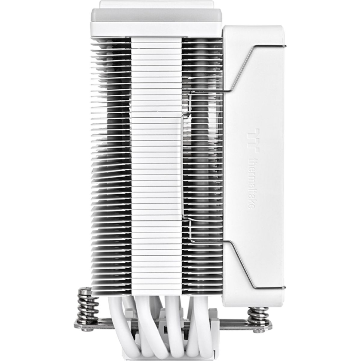 Zijaanzicht witte CPU-koeler. Metalen vinnen zijn zichtbaar, met witte behuizing en montage.