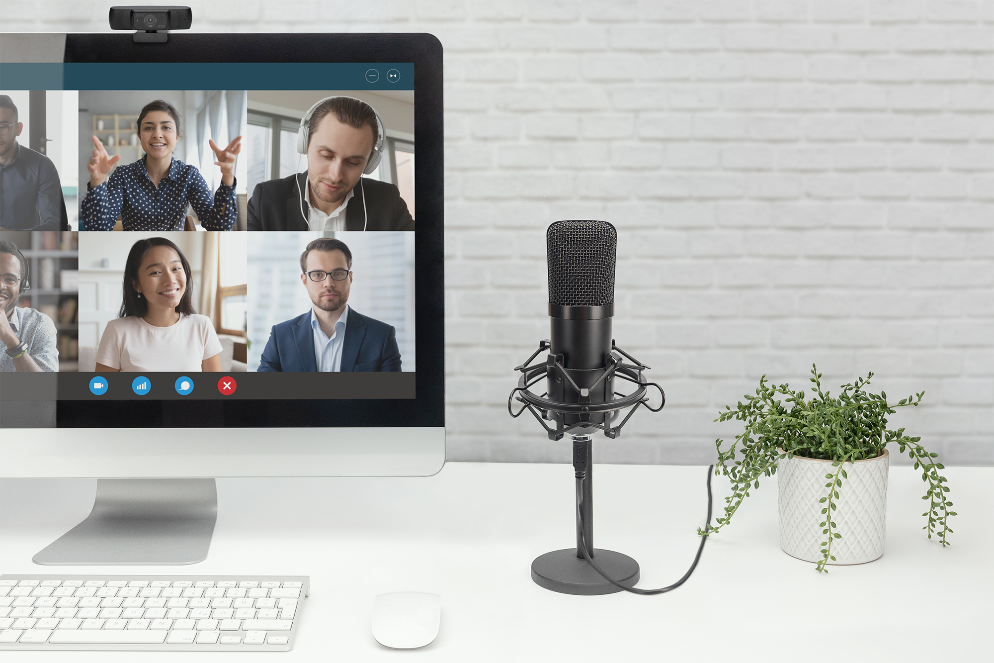Monitor stacjonarny z rozmową wideo. Mikrofon na biurku.