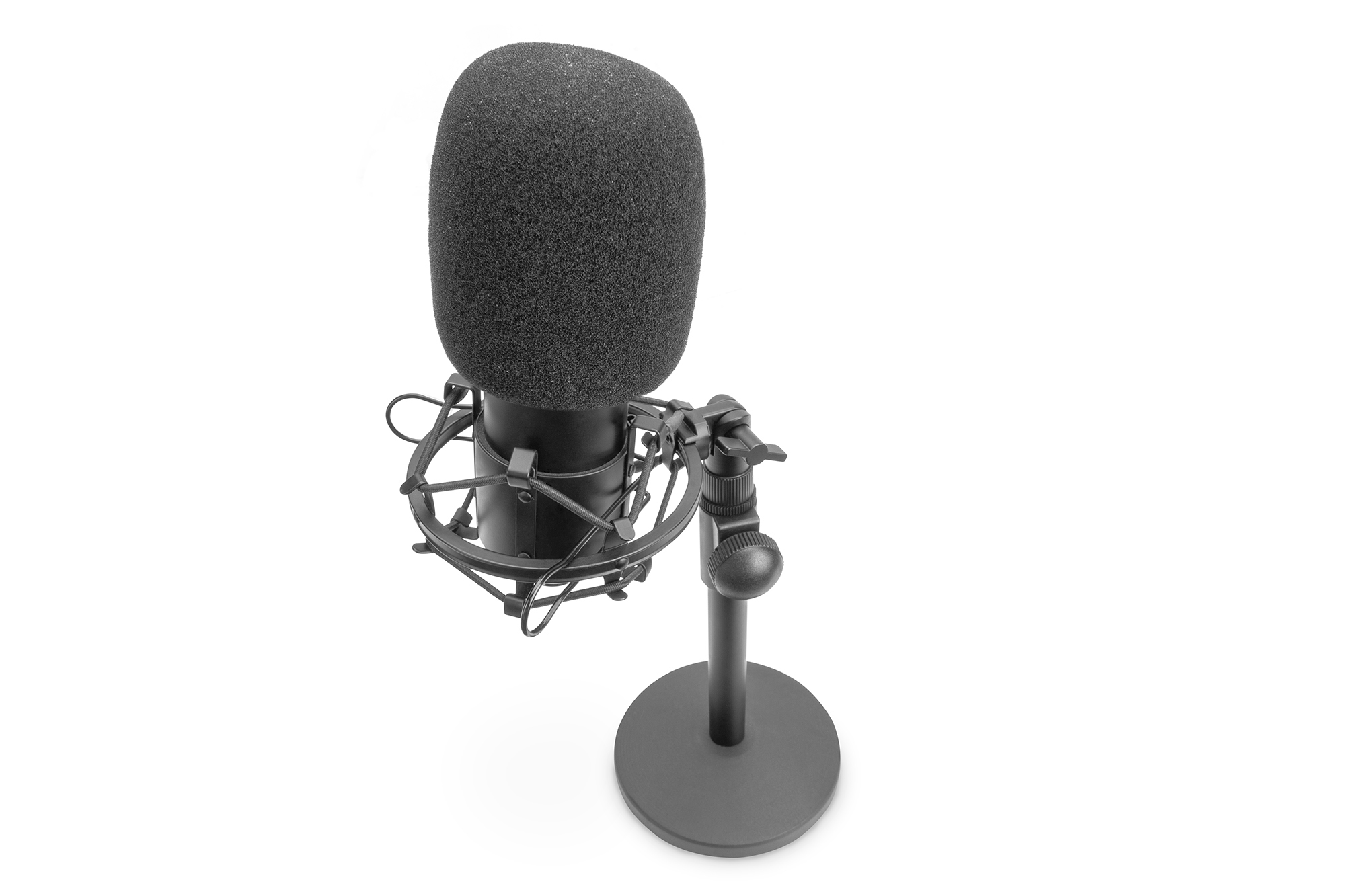 Czarny mikrofon z filtrem pop na statywie. Białe tło.