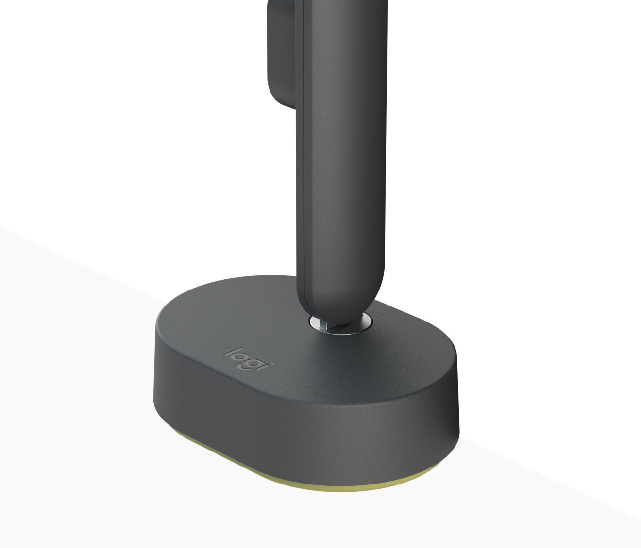 Primo piano di una base grigio scuro con un braccio curvo e il testo 'logi'. La base ha un accento giallo.