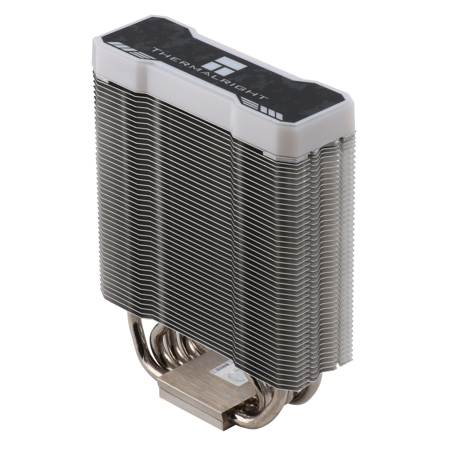 Dissipatore CPU per computer con base argentata e parte superiore nera. Lo sfondo è bianco.