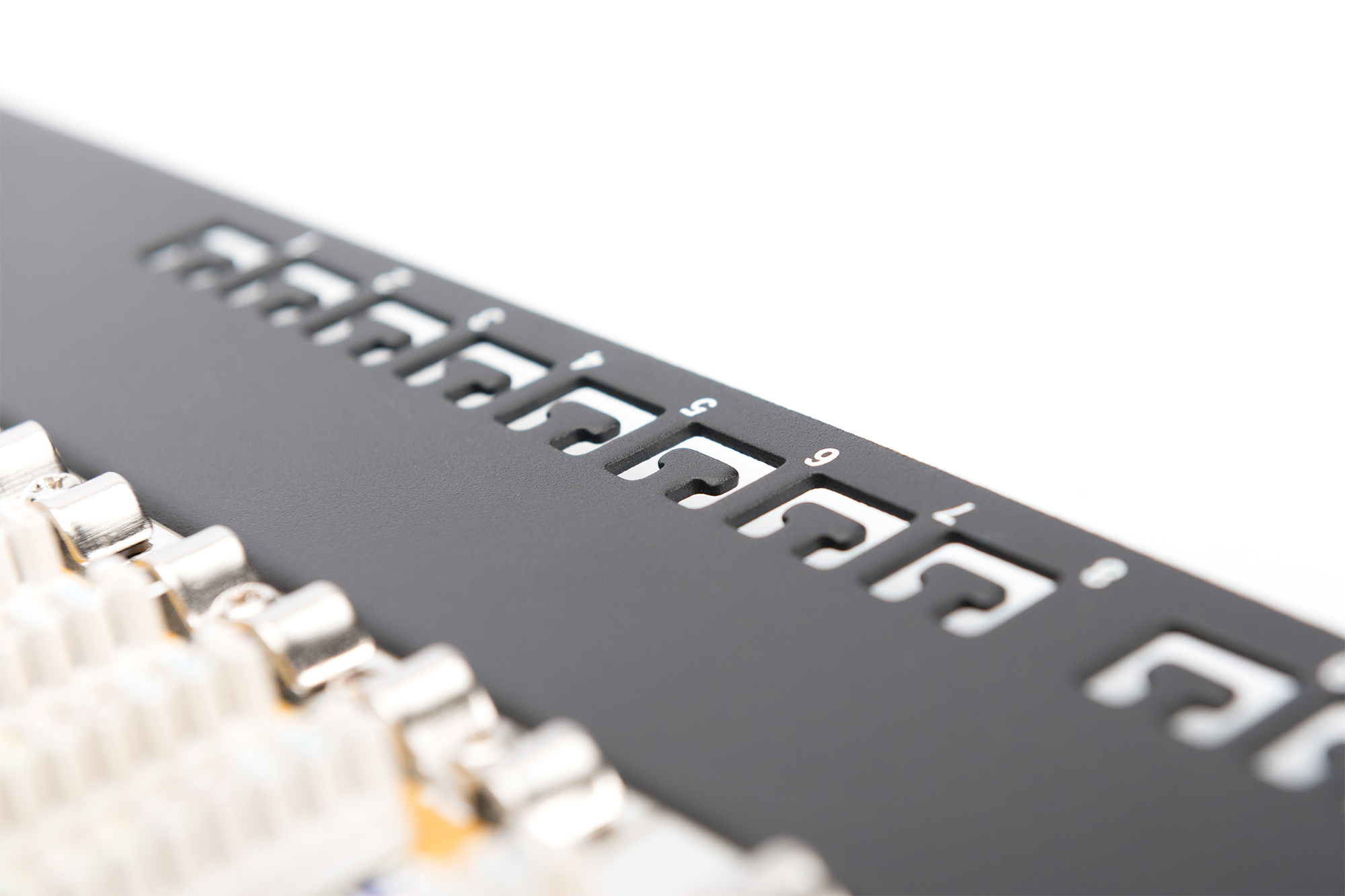 Zbliżenie czarnego panelu sieciowego z ponumerowanymi portami.