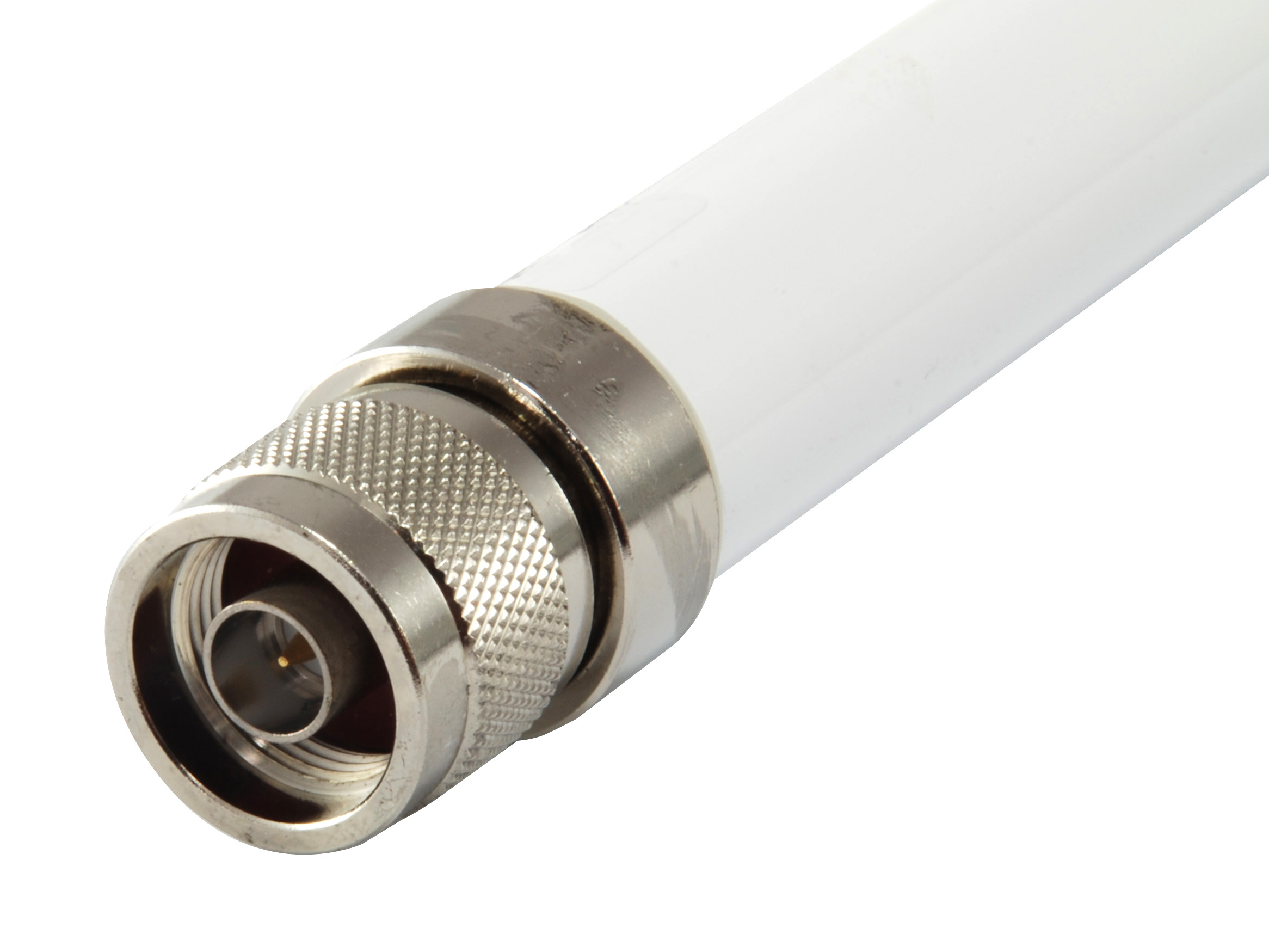 Zbliżenie srebrnego złącza na białej antenie.