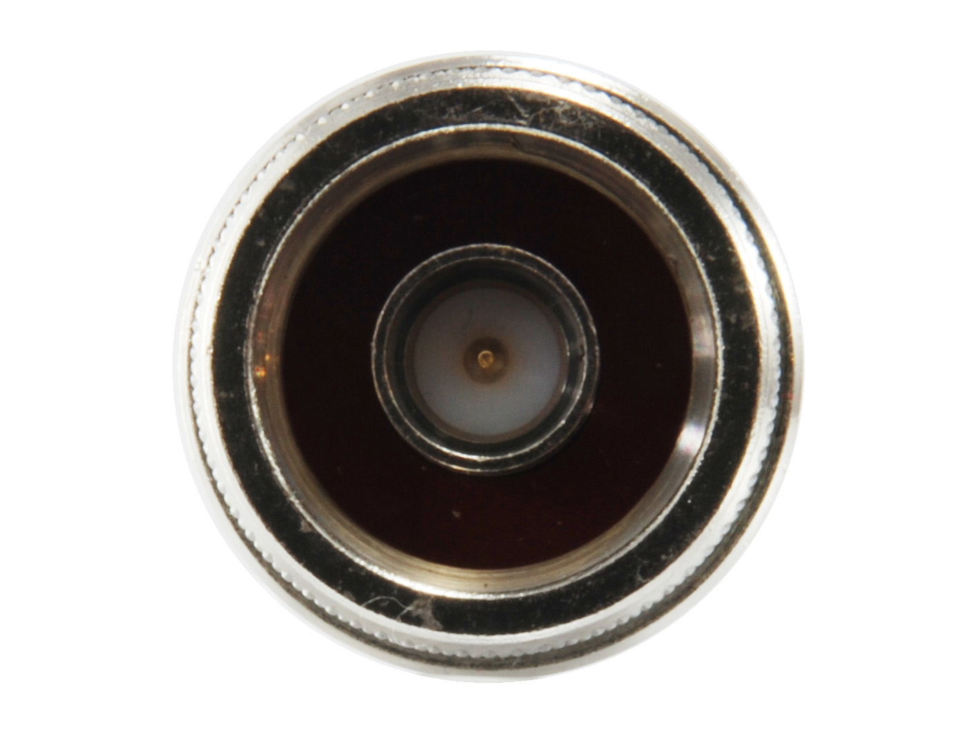 Czarny stelaż serwerowy z wieloma niebieskimi złączami z przodu, białe tło.