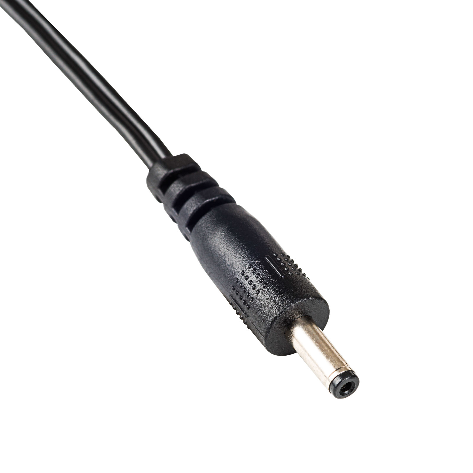Czarny złącze DC z cylindryczną końcówką, połączone z czarnym kablem, na białym tle.