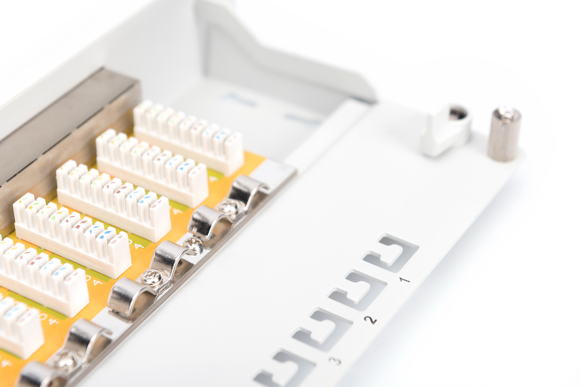Primo piano di un pannello patch di rete bianco con porte e connettori numerati.