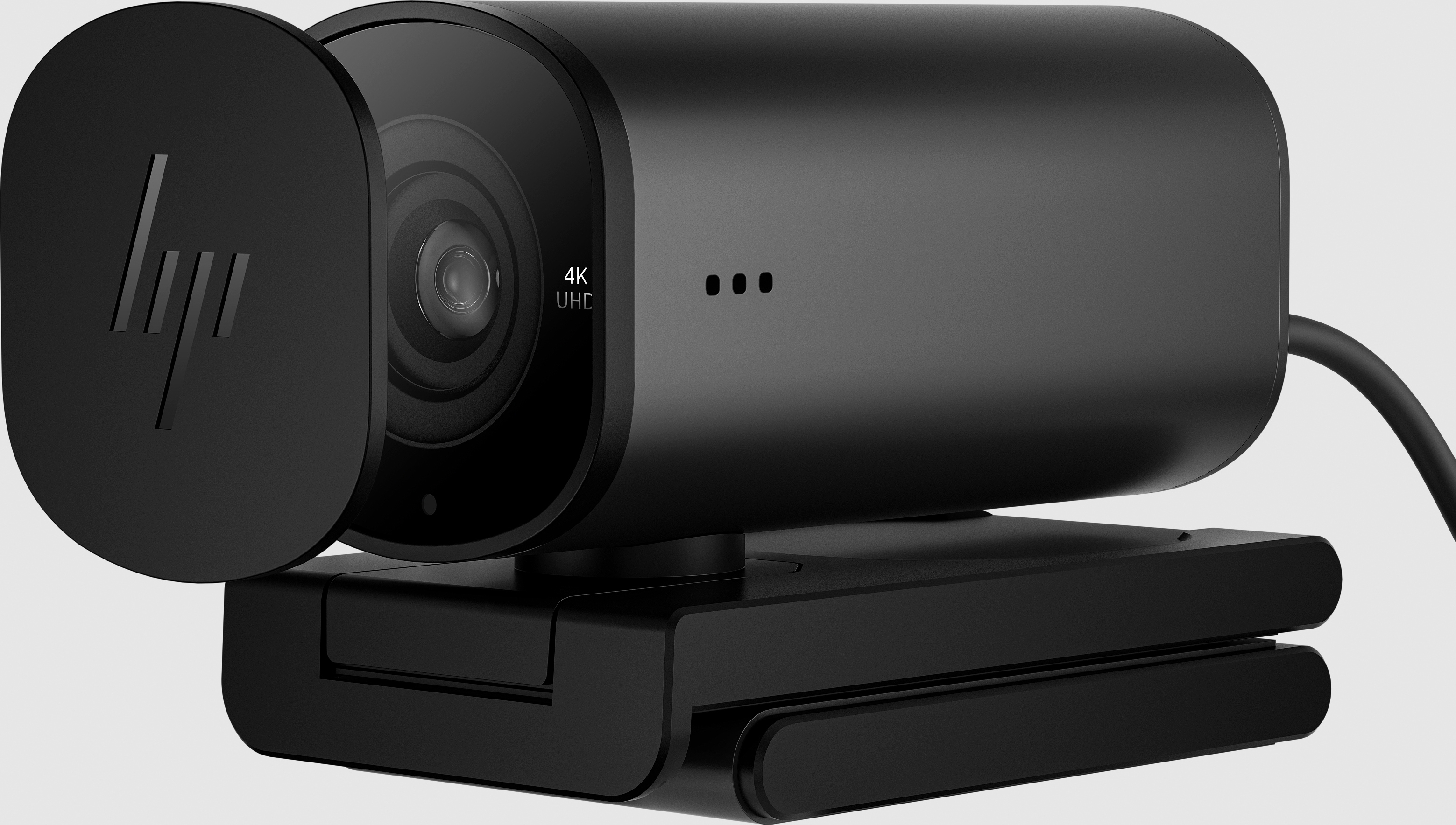 Webcam nera con copriobiettivo e supporto integrato.