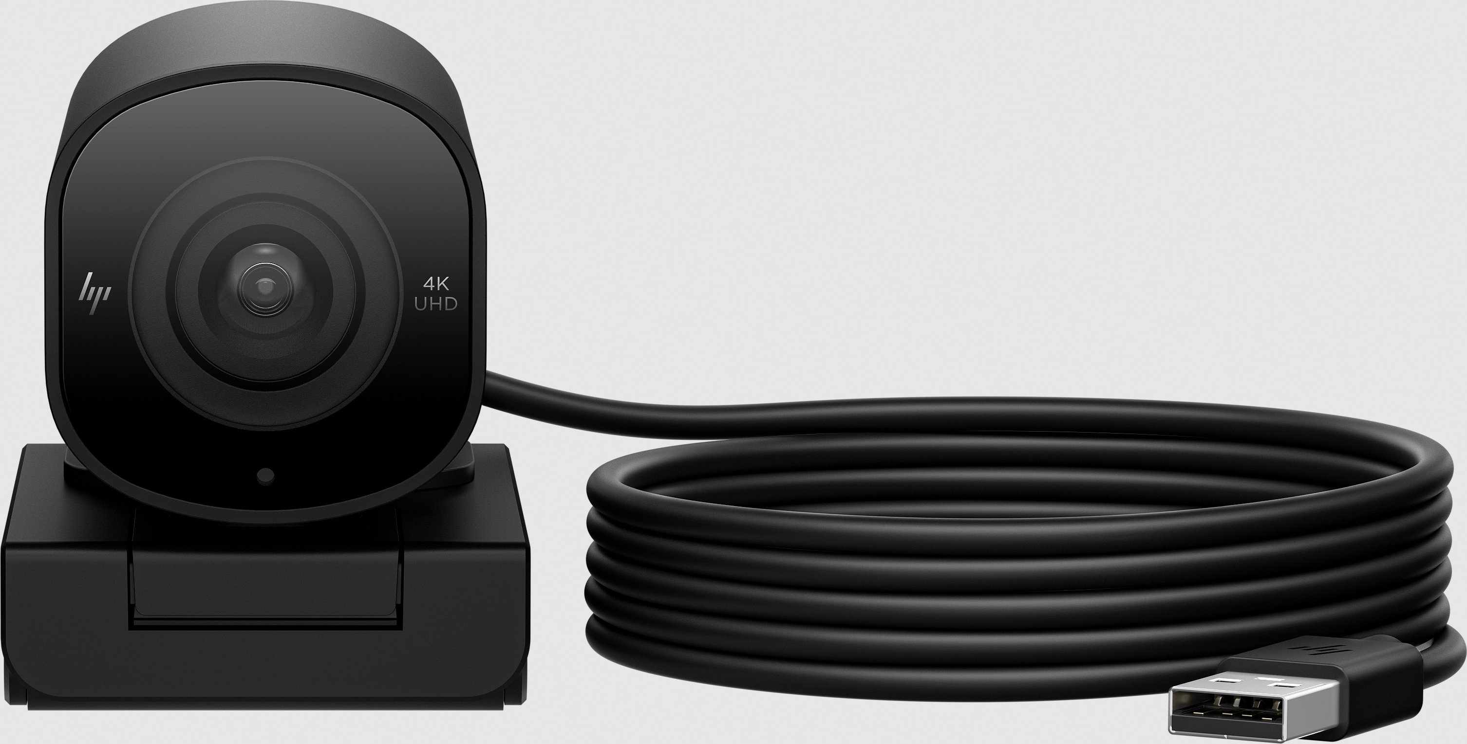 Webcam nera con cavo USB. La fotocamera è su un supporto. Sfondo bianco.