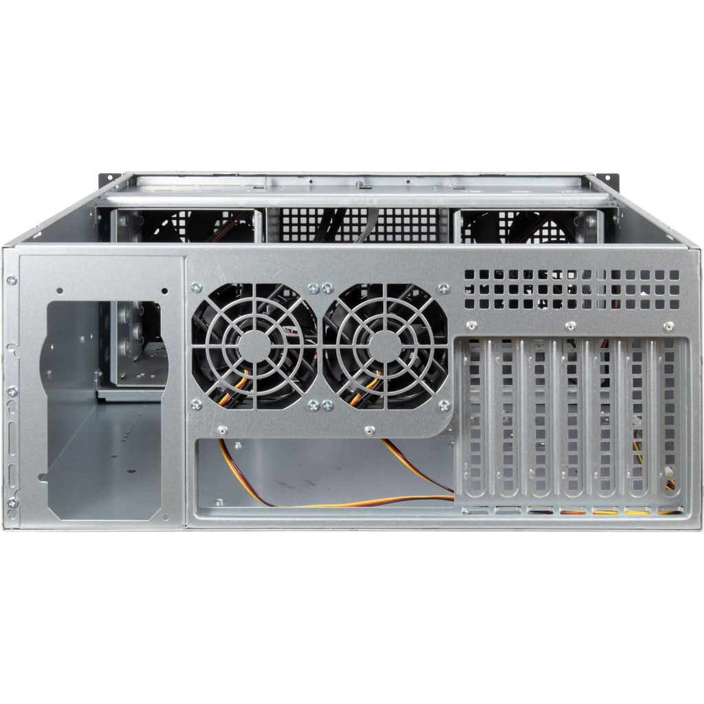 Interno del case del server con ventole. Telaio in metallo, due ventole al centro e griglia a destra.