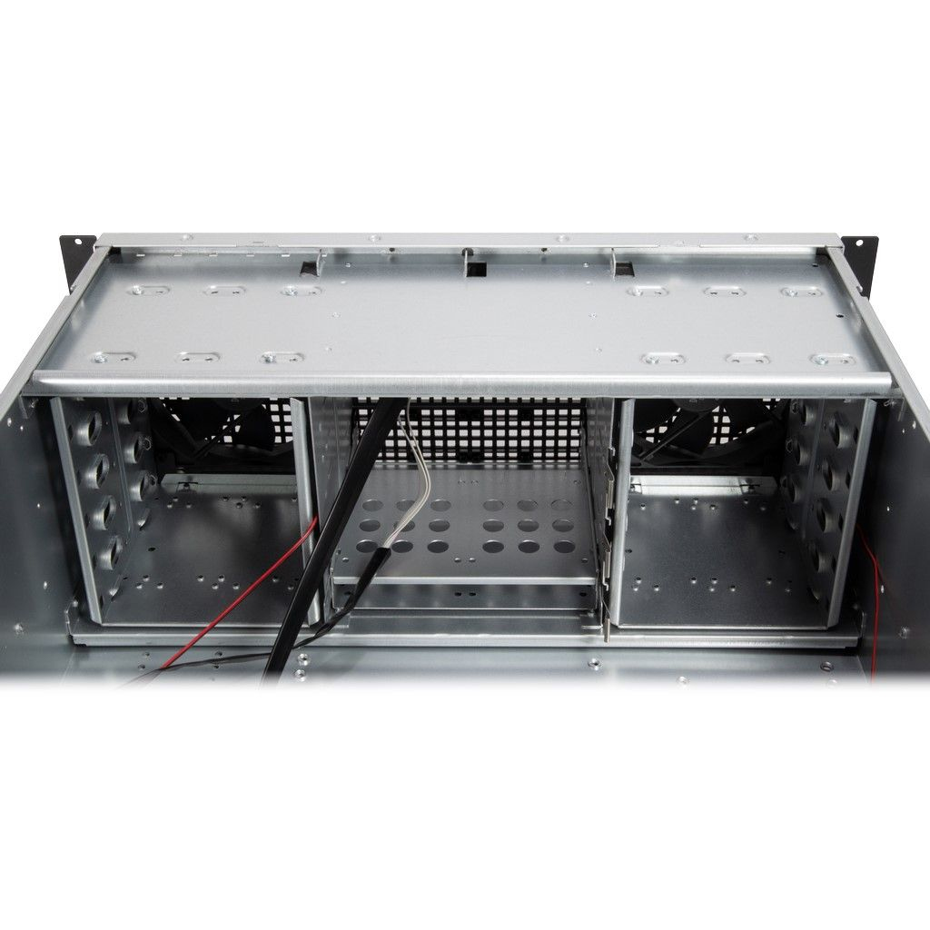 Vista interna del case del server. Telaio in metallo con divisorio centrale, ventole e cablaggio visibili.